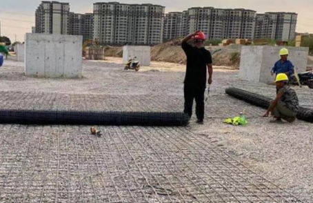 福建土工格栅铺设前地基要怎么处理？